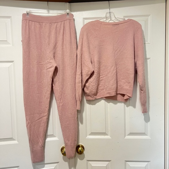 Express women Sz medium salmon color cashmere joggers and sweater set cozy warm - Picture 4 of 10